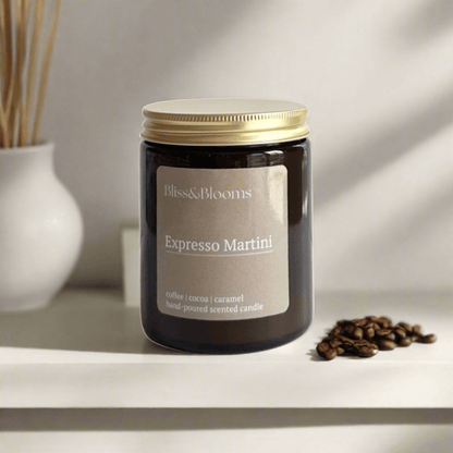 Espresso Martini - A rich, coffee-inspired candle aroma is sure to delight the senses of any coffee enthusiast! Its robust scent contains notes of espresso, coffee liqueur, rum, and chocolate, making it a sophisticated blend for cocktail lovers.Hand-poure