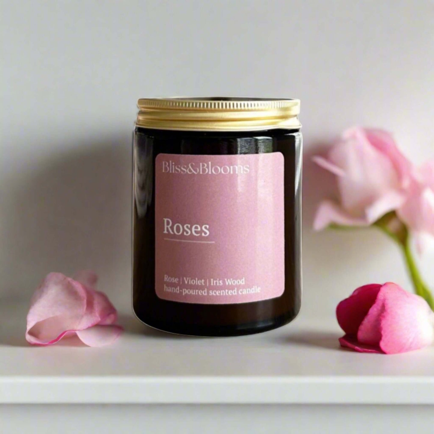 Roses - Indulge in the romantic aroma of soft roses in full bloom, freshly picked from an English rose garden. This scented candle captures the delicate authentic scent of roses, filling your space with a timeless and enchanting fragrance.Hand-poured usi