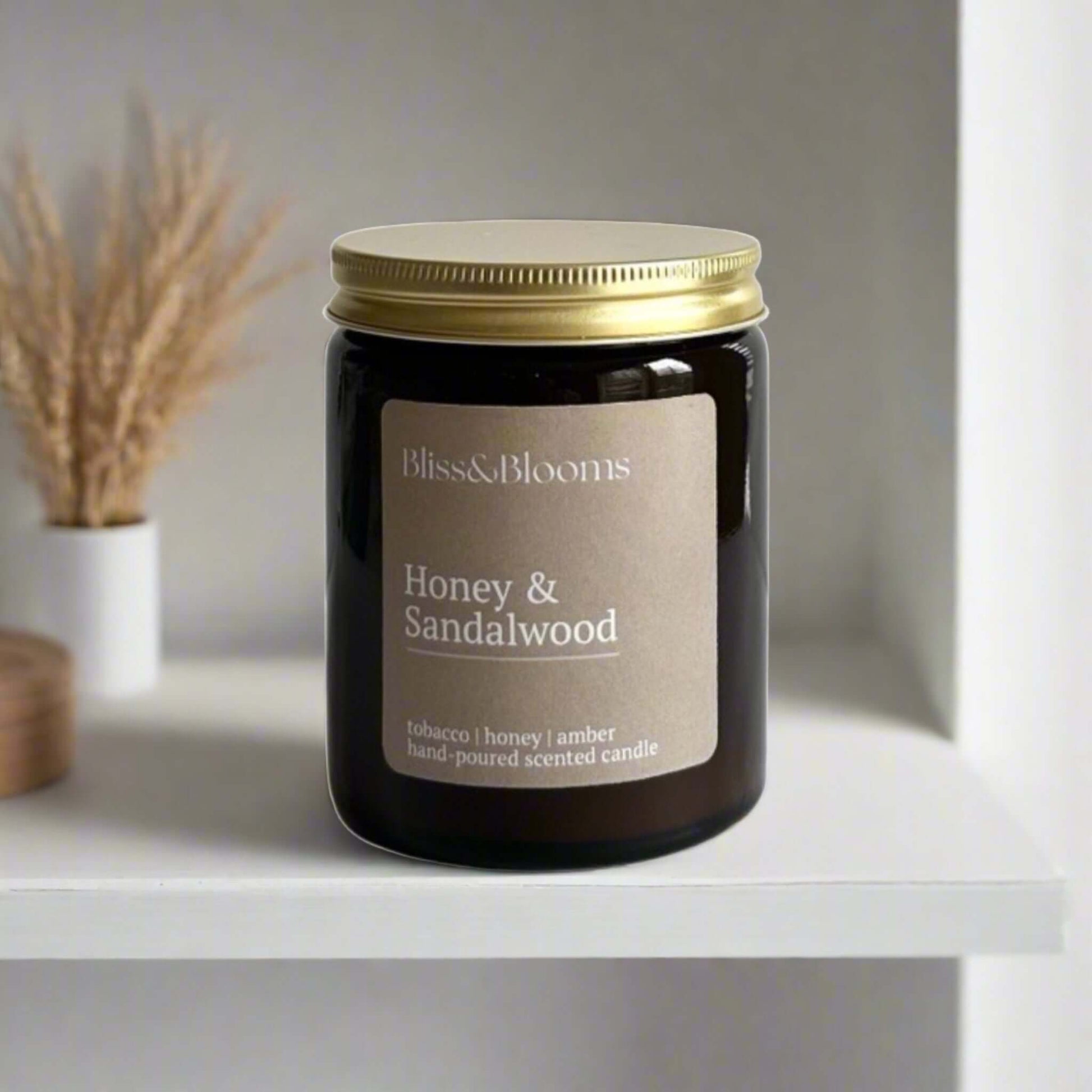 Honey & Sandalwood - Unveil the mystery with this enchanting candle scent, where the rich aroma of crushed tobacco intertwines with the sweetness of honey and a hint of exotic spices. Woody undertones add depth that enchants any space.Hand-poured using na