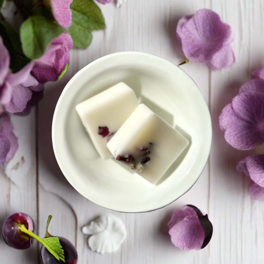 Damson Plum -Immerse yourself in the luxurious scent blend damson plum, exotic spice, and musk with notes of cassis and patchouli. This rich and sophisticated fragrance creates an alluring and captivating ambience, perfect for any setting.Perfect for those seeking high-quality luxury wax melts. Hand-poured using natural rapeseed and coconut wax and delicately placed dried botanicals. Weight: 70 g Net. Pack burn time approx *48+ hours