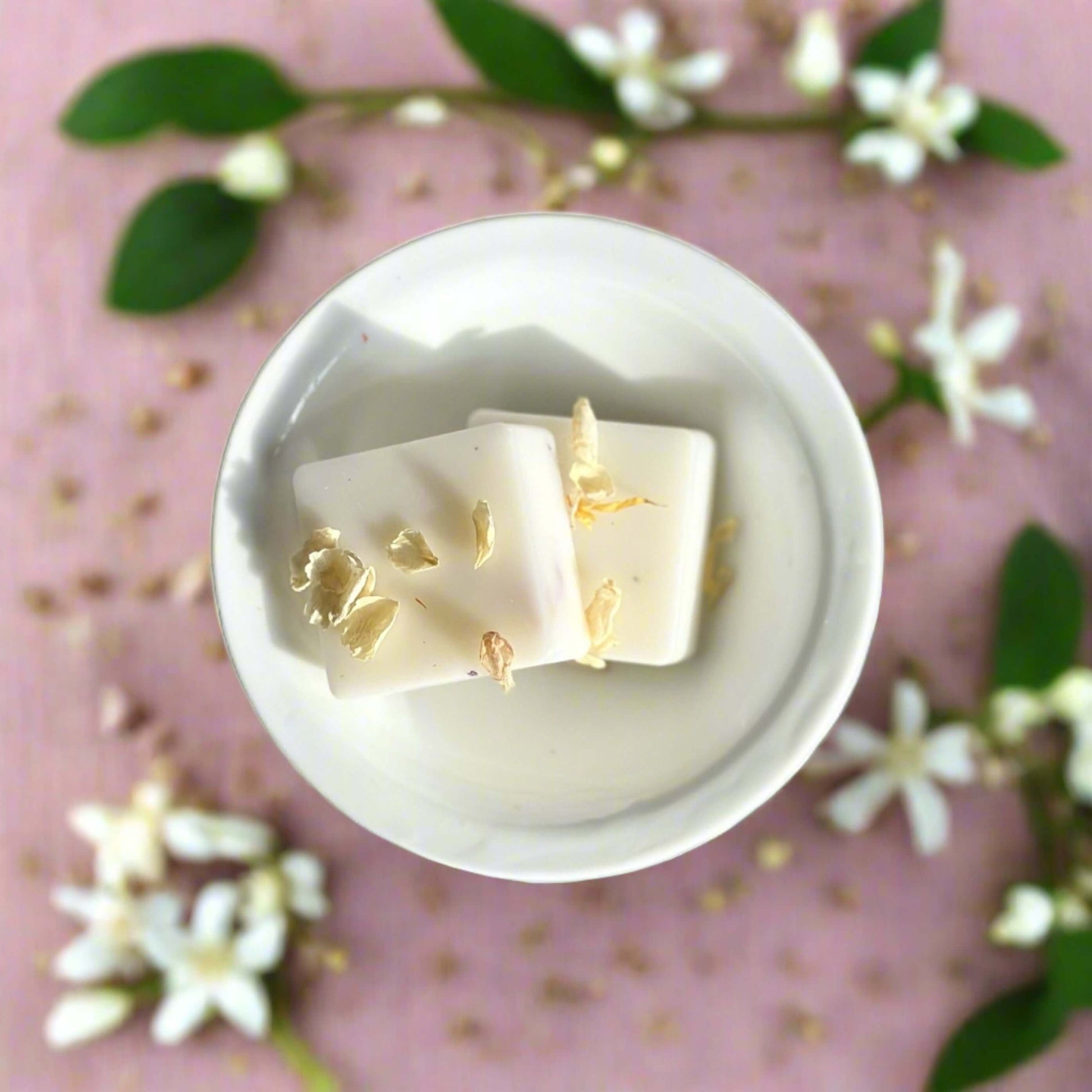 Jasmine - Floral aroma of delicate Jasmine flowers beautifully complimented by warm, sensual notes of amber, creating a luxurious and inviting fragrance. This candle perfectly transforms any space into a serene haven of floral bliss.Perfect for those seeking high-quality luxury wax melts. Hand-poured using natural rapeseed and coconut wax and delicately placed dried botanicals. Weight: 70 g Net. Pack burn time approx *48+ hours