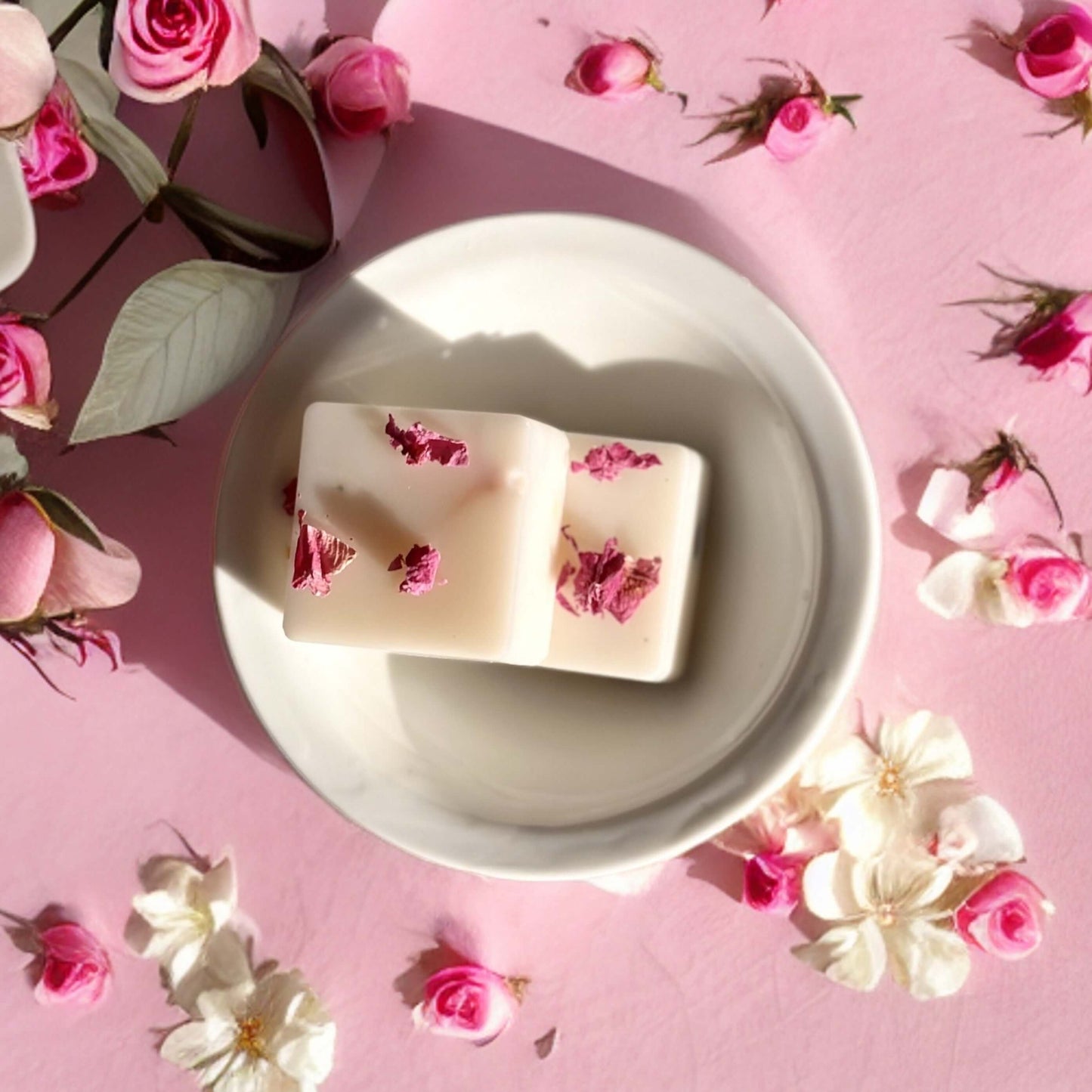 Pink Pepper & Rose - Indulge in the warm and inviting scent of floral and fruity aromas that will set you dreaming of a flowering rose garden on a bright summer day. Perfect for those seeking high-quality luxury wax melts. Hand-poured using natural rapeseed and coconut wax and delicately placed dried botanicals. Weight: 70 g Net Pack burn time approx *48+ hours